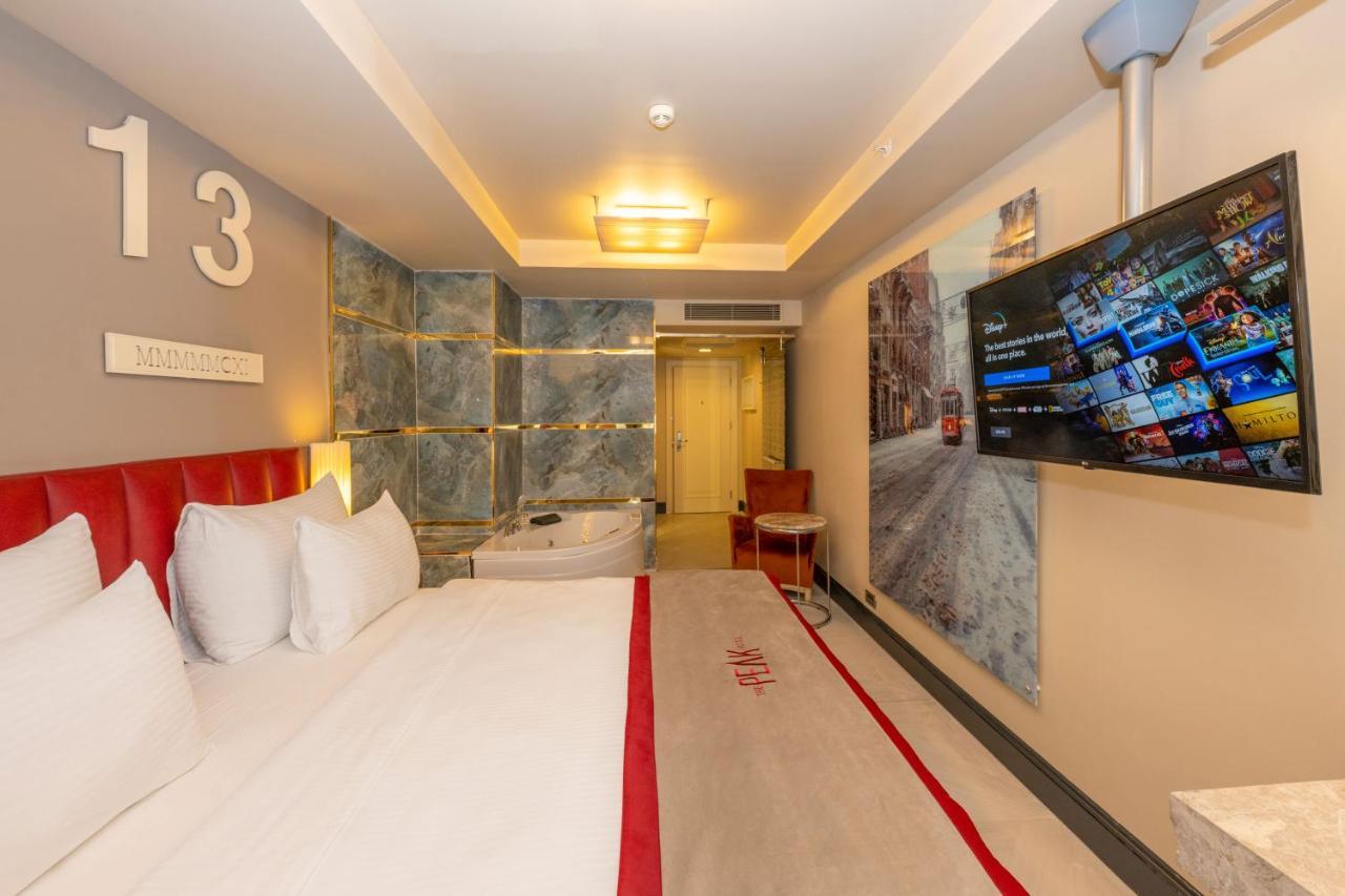 Hotel Ramada By Wyndham Istanbul Pera Taksim Exteriér fotografie A room at the hotel